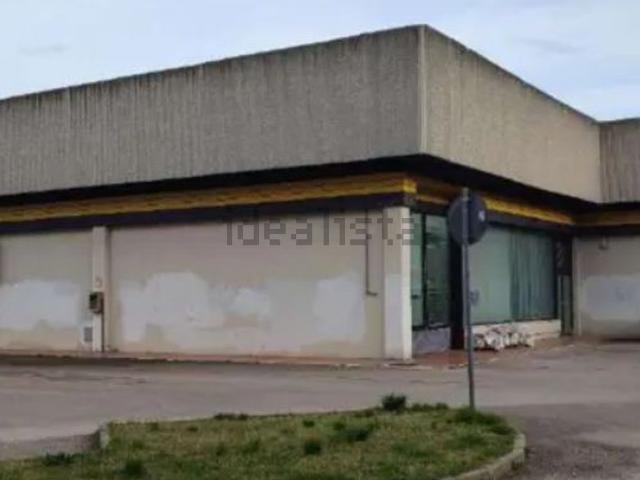Locale Commerciale in vendita a Ragnola, Marche