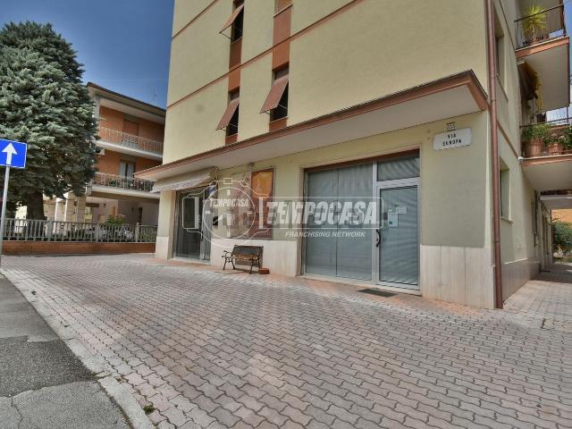 Locale Commerciale in vendita a Casette Verdini, Pollenza