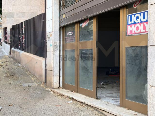 Locale Commerciale in vendita a Primavera, Roma Capitale
