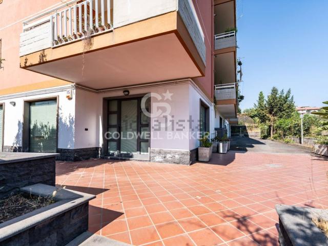 Locale Commerciale in vendita a Acireale, Sicilia