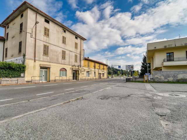 Locale Commerciale in vendita a Lucino, Montano Lucino