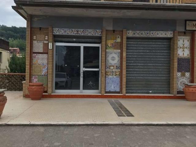 Locale Commerciale in vendita a Deruta, Umbria