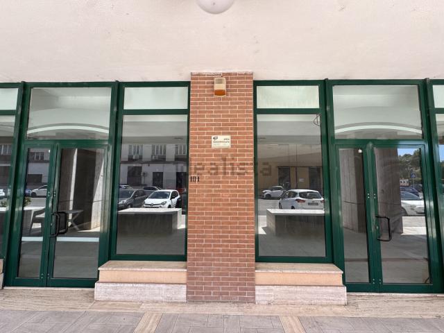 Locale Commerciale in vendita a Villaggio Trieste, Latina