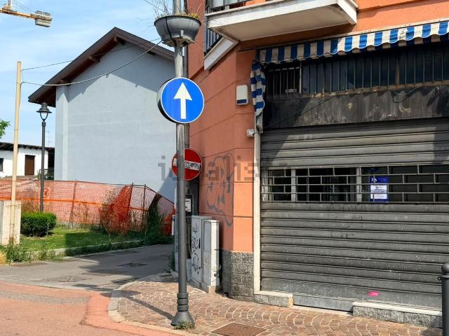 Locale Commerciale in vendita a Bollate, Lombardia
