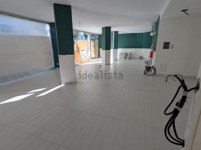 Locale Commerciale in vendita a Marche, Macerata