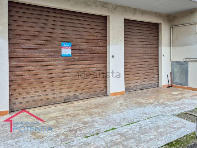 Locale Commerciale in vendita a Marche, Macerata