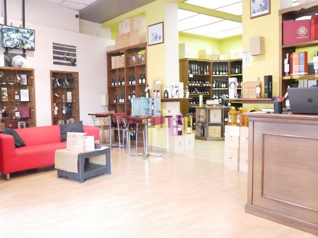 Locale Commerciale in vendita a Santa Maria delle Grazie, Avellino