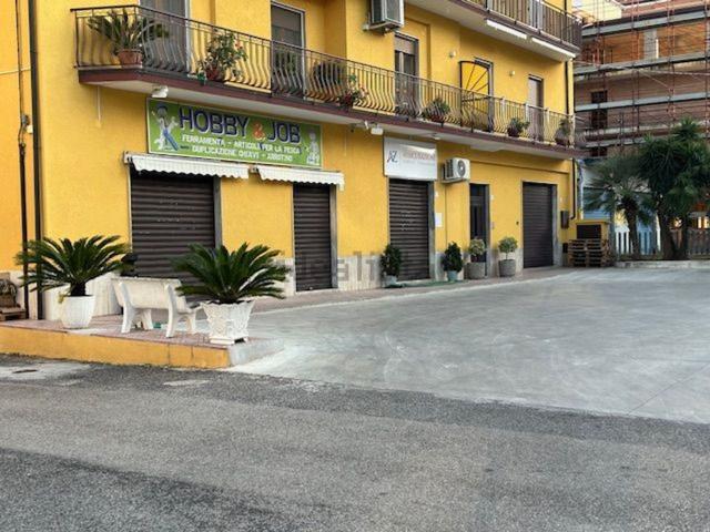 Locale Commerciale in vendita a Campagna, Campania
