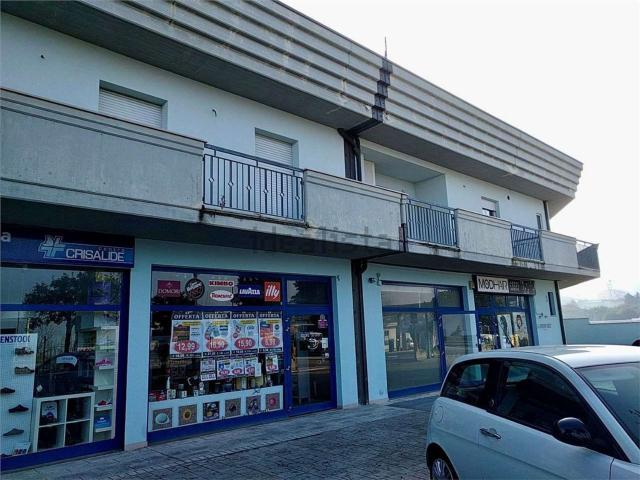 Locale Commerciale in vendita a Marche, Macerata