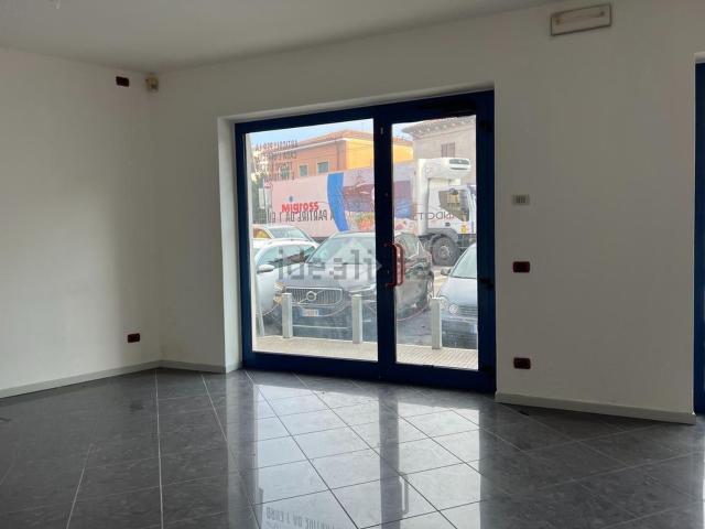 Locale Commerciale in vendita a Sud, Brenzone