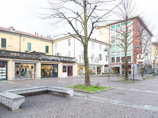 Locale Commerciale in vendita a Novate Brianza, Merate