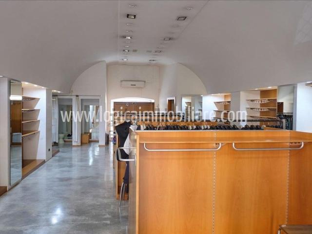 Locale Commerciale in vendita a Puglia, Lecce