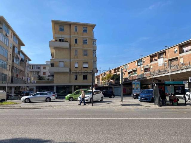 Locale Commerciale in vendita a La Rosa, Livorno