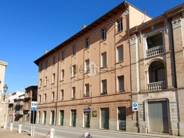 Locale Commerciale in vendita a Marche, Fermo