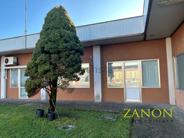 Locale Commerciale in vendita a Corno Di Rosazzo, Friuli-Venezia Giulia