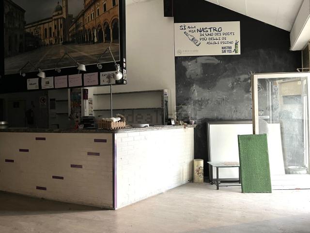 Locale Commerciale in vendita a Santi Filippo e Giacomo, Marche