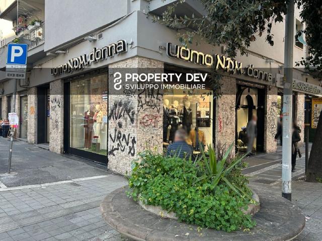 Locale Commerciale in vendita a Appio Claudio, Roma