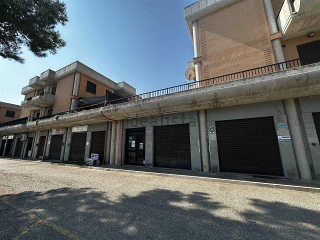Locale Commerciale in vendita a Vasto, Abruzzo