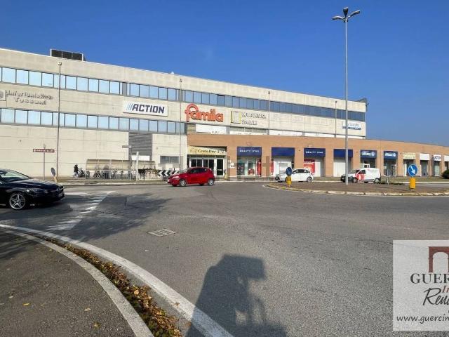 Locale Commerciale in vendita a Unione Alto Ferrarese, Cento