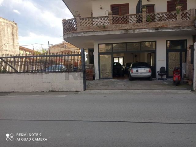 Locale Commerciale in vendita a Taormina, Sicilia