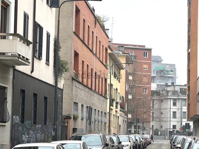 Locale Commerciale in vendita a Municipio 6, Milano