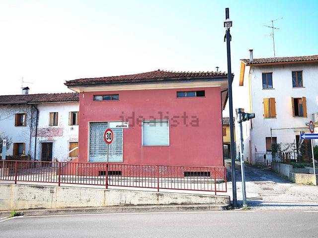 Locale Commerciale in vendita a Manzano, Friuli-Venezia Giulia