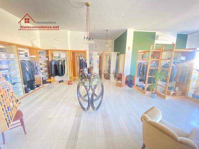 Locale Commerciale in vendita a Presicce, Puglia
