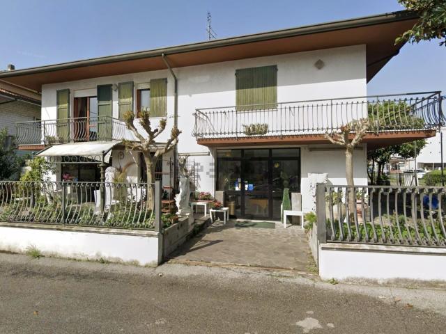 Locale Commerciale in vendita a Rimini, Reggio Emilia