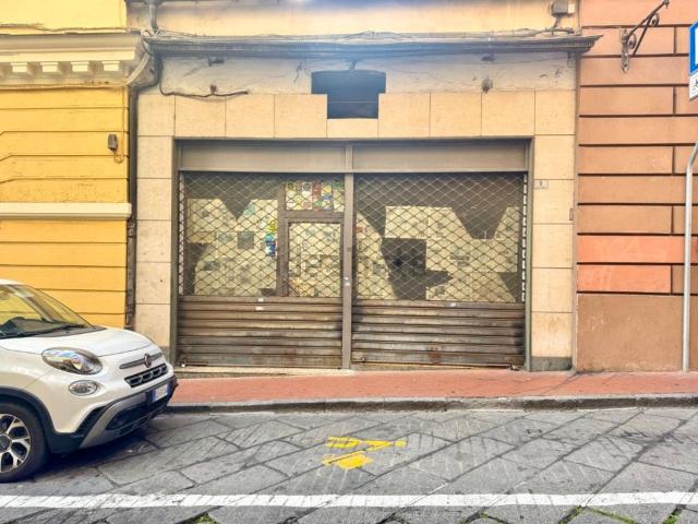 Locale Commerciale in vendita a Borgo Parasio, Imperia