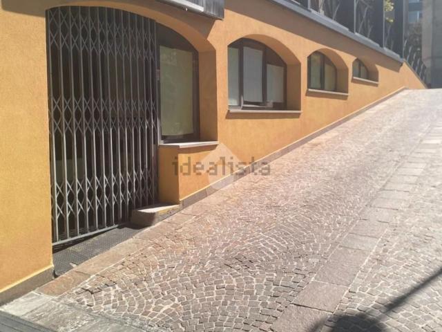 Locale Commerciale in vendita a Paderno, Seriate