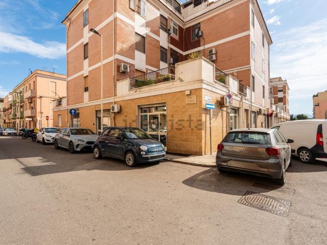 Locale Commerciale in vendita a Sant'Avendrace-Santa Gilla, Cagliari