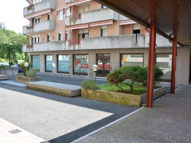 Locale Commerciale in vendita a Manzano, Friuli-Venezia Giulia