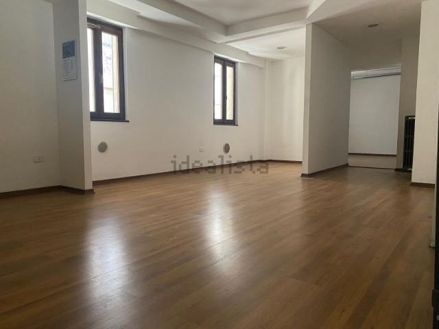 Locale Commerciale in vendita a Clusone, Lombardia
