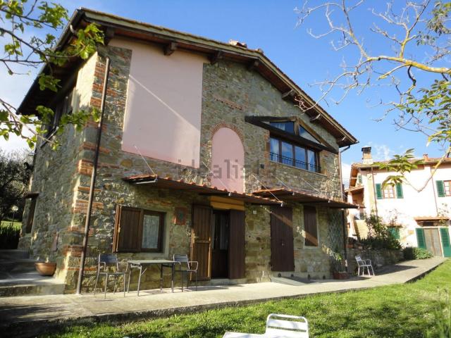 Locale Commerciale in vendita a Castelfranco di Sopra, Castelfranco Piandiscò