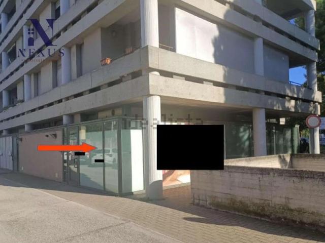 Locale Commerciale in vendita a San Cristoforo, Marche