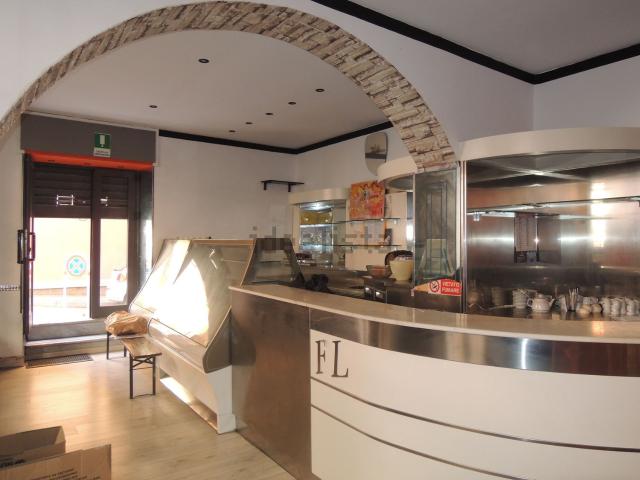 Locale Commerciale in vendita a Centro Ovest, Serra Riccò