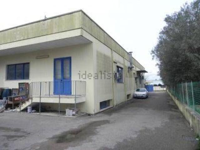 Locale Commerciale in vendita a Puglia, Lecce