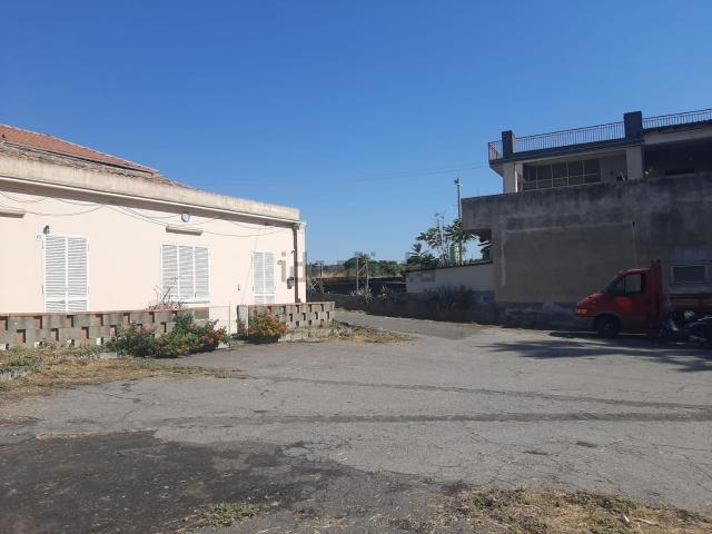 Locale Commerciale in vendita a San Cosimo, Acireale
