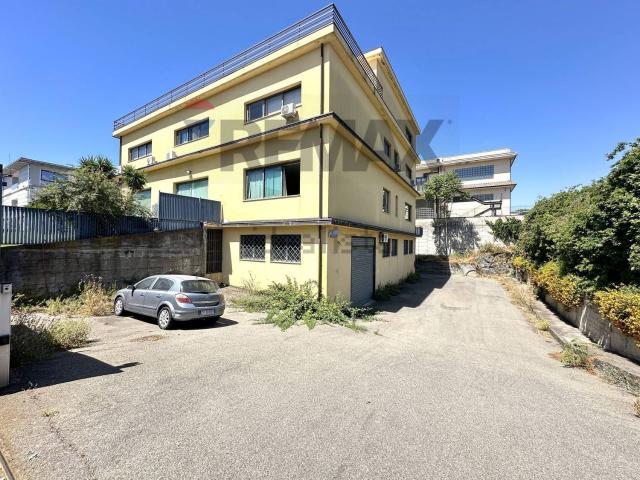 Locale Commerciale in vendita a Aci Sant'antonio, Sicilia