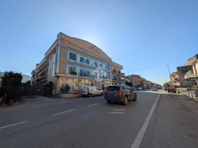 Locale Commerciale in vendita a Santa Maria A Vico, Campania