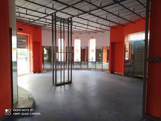 Locale Commerciale in vendita a Nola, Campania