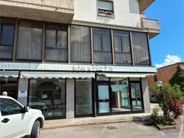 Locale Commerciale in vendita a Deruta, Umbria