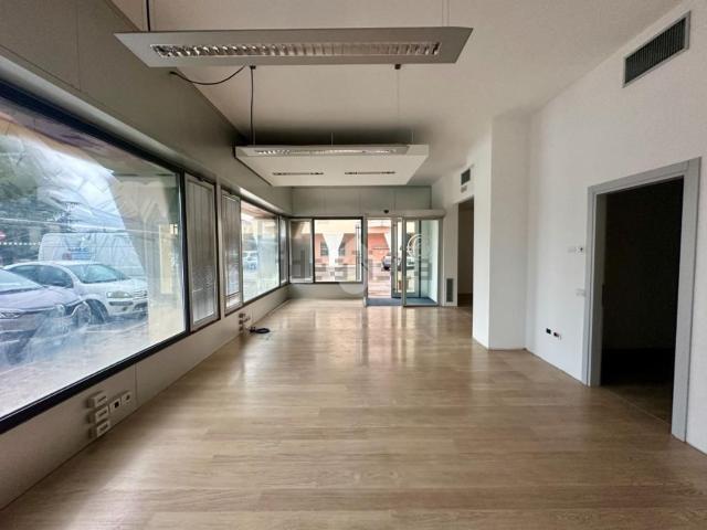 Locale Commerciale in vendita a Fonte, Riese Pio X
