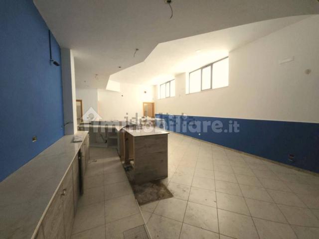Locale Commerciale in vendita a Puglia, Bari