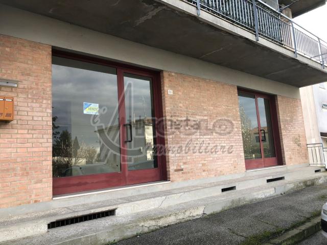 Locale Commerciale in vendita a Santa Maria Maddalena, Occhiobello