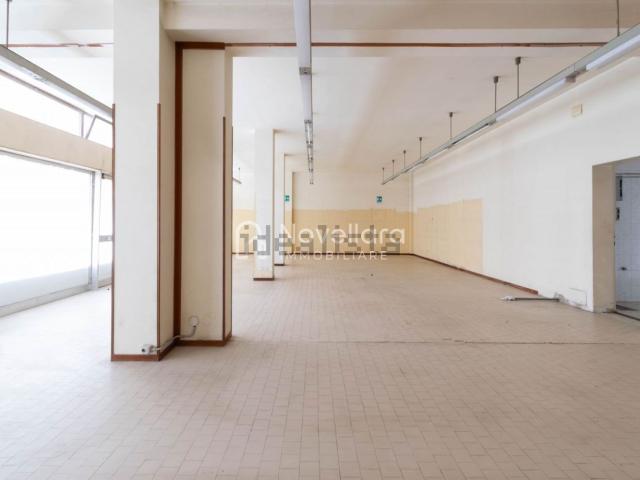 Locale Commerciale in vendita a Bassa Reggiana, Re
