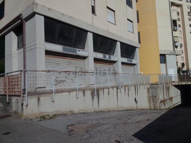 Locale Commerciale in vendita a Quartiere Paolo VI, Puglia