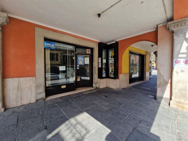 Locale Commerciale in vendita a Comunità montana della Valle Sabbia, Gavardo