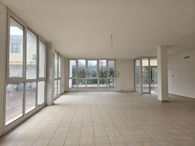 Locale Commerciale in vendita a Rossano Veneto, Veneto