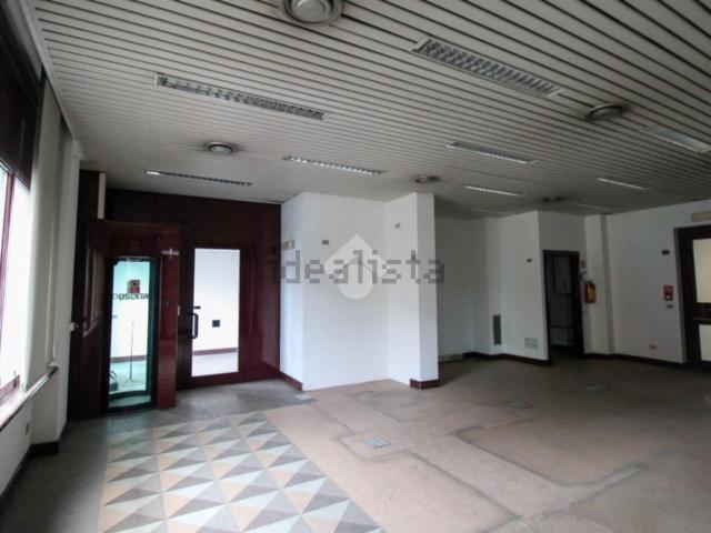 Locale Commerciale in vendita a Carnate, Lombardia
